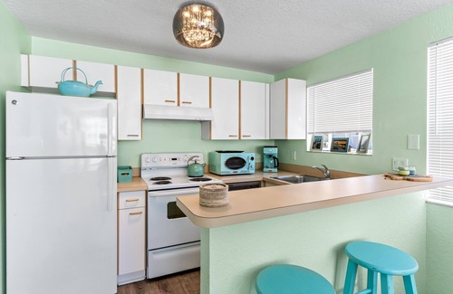 Indian Shores Cottage | Canary Beach Cottage - steps to the sand!