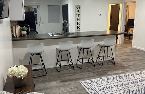 Higgston Cottage | Canary Cottage in Beautiful Ailey, GA