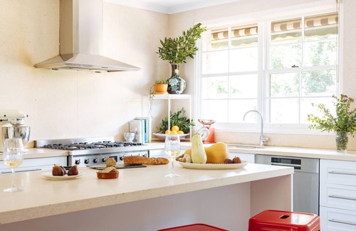 Reid House | Canberra Heritage House, across from the Australian War Memorial, walk to CBD