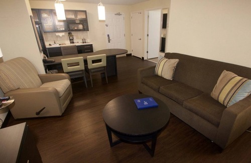 Little Rock Hotel | Candlewood Suites West Little Rock by IHG