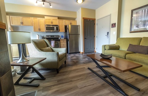 Canmore Condo | Canmore Escape 1 Bedroom Condo. Swimming Pool and Hot Tubs.