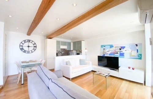 Le Suquet Apartment | Cannes: historic district apartment with terrace and port view