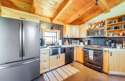 Hamilton House | Canoe, Grill & Relax: Bo's Hideaway on Leland Pond