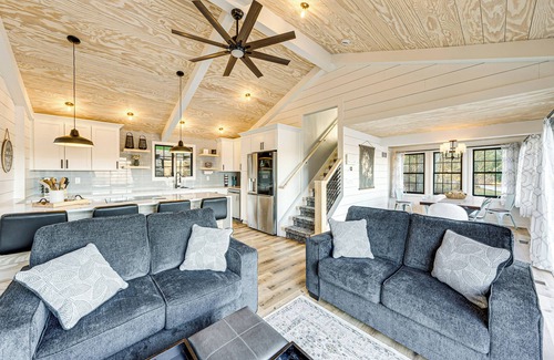 East Troy House | Canoes & Dock: Waterfront Retreat on Lake Beulah!