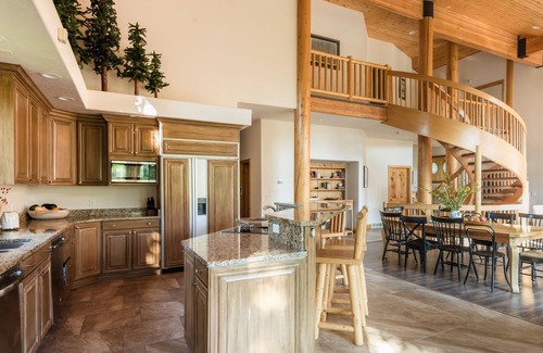 Deer Valley Cabin | Canopy by AvantStay | 8 BR Cabin w/ Hot Tub, Movie Theatre & Sauna
