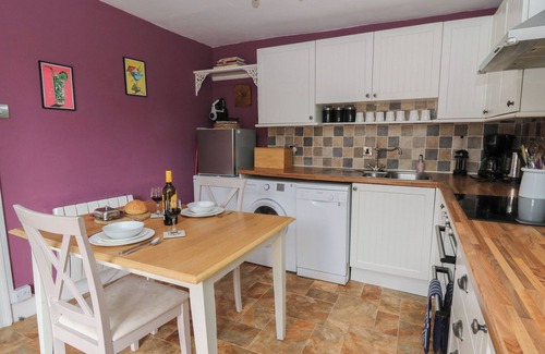 Llanfrynach Cottage | CANTREF HOUSE TOP FLOOR, romantic, with a garden in Brecon