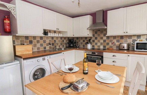 Llanfrynach Cottage | CANTREF HOUSE TOP FLOOR, romantic, with a garden in Brecon