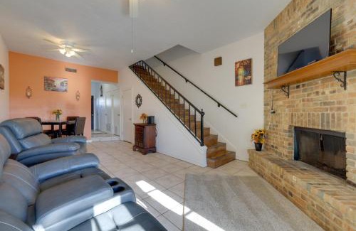Canyon Lake House | Canyon Lake Townhome with Balcony, Deck and Yard!