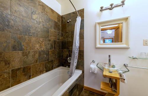 Golden Bed & Breakfast | Canyon Ridge Lodge