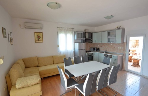 Maslenica Villa | Capacious Holiday Home in Maslenica