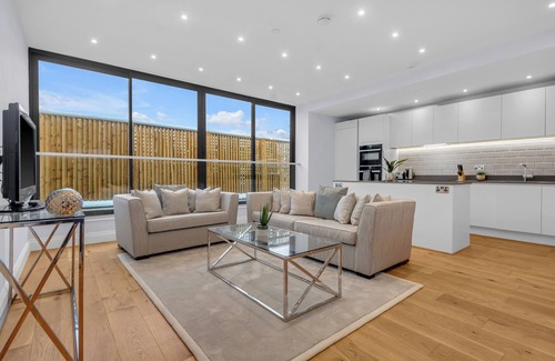 Cazenove Apartment | Capacious Three Bed Apartment in Slindon Court by MySquare