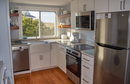 North Truro Cottage | Cape Cod Cottage, 2 Bedroom, Walk Thru Dunes to Sandy Beach
