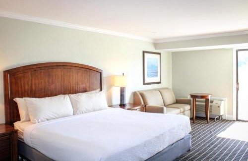 Hyannis Hotel | Cape Cod Irish Village - The Emerald Resort