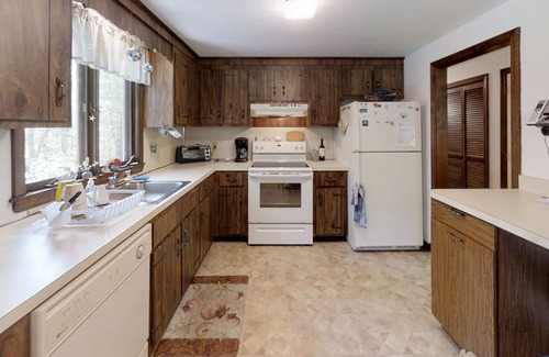 Harwich Center House | Cape Cod style ranch close to Harwich Center; drive to beach.