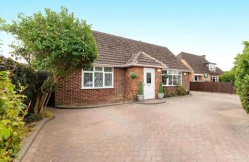 Bray on Thames House | Capella - Peaceful, comfortable, rooms - Private Shower - Free Parking - corporate, professional, contractor, trades, crew, holiday, Village Stay
