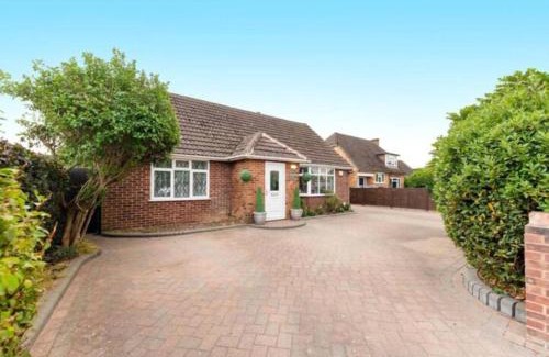 Bray on Thames House | Capella - Peaceful, comfortable, rooms - Private Shower - Free Parking - corporate, professional, contractor, trades, crew, holiday, Village Stay