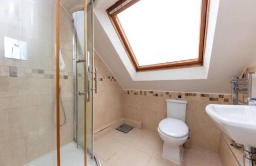 Bray on Thames House | Capella - Peaceful, comfortable, rooms - Private Shower - Free Parking - corporate, professional, contractor, trades, crew, holiday, Village Stay
