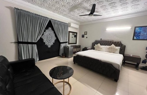 Islamabad Cabin | Capital Lodges