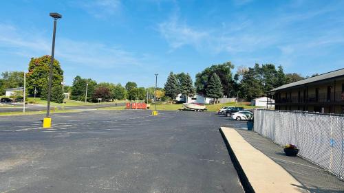Alpine Township Hotel | Capital O Swan Inn Comstock Park