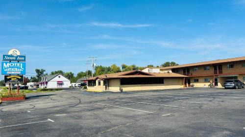 Alpine Township Hotel | Capital O Swan Inn Comstock Park