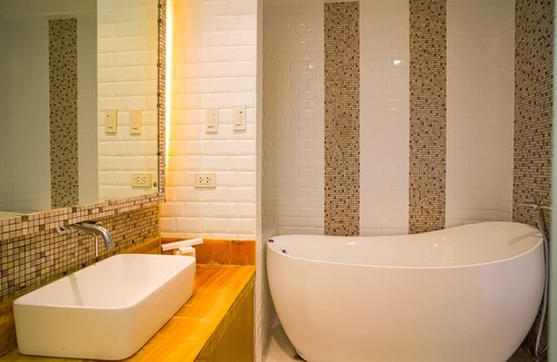 Ibaan Hotel | Capital O Vaccinated Staff - OYO 785 The Greenhive