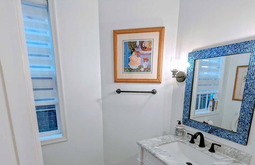 Near Northeast House | Capitol Hill 6 Bedroom Townhouse with off street parking!