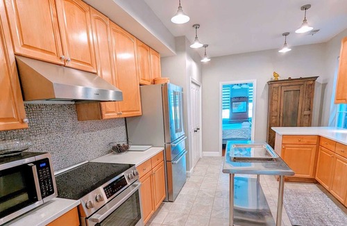 Near Northeast House | Capitol Hill 6 Bedroom Townhouse with off street parking!