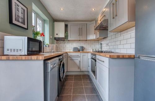 Loughborough House | CAPRI 13 SA - Contemporary 2 bedroom house in Loughborough with free parking, Close to Loughborough University & M1 Motorway