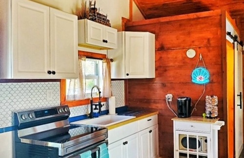 Stuart Cottage | Captain Cove’s Cottage - Oasis by the Marina