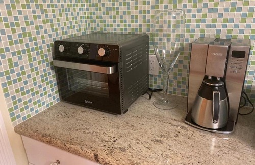 South Palm Park Neighborhood Association House | Captain's Hideaway-(15min from PBI/5min to beach)