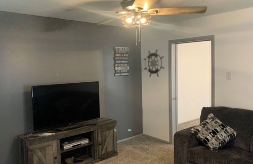 Burnside House | Captain's Quarters Dockside. You can walk to Lake, Burnside Marina & Cole Park.