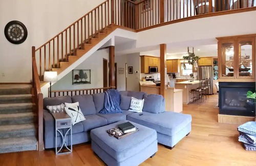 Branson House | Captain's Quarters - Sleeps 14 - Theater Room - Hot Tub - Firepit - Resort Pool