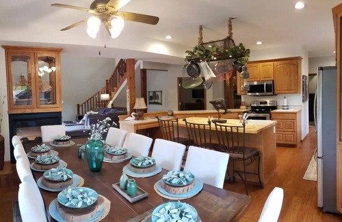 Branson House | Captain's Quarters - Sleeps 14 - Theater Room - Hot Tub - Firepit - Resort Pool