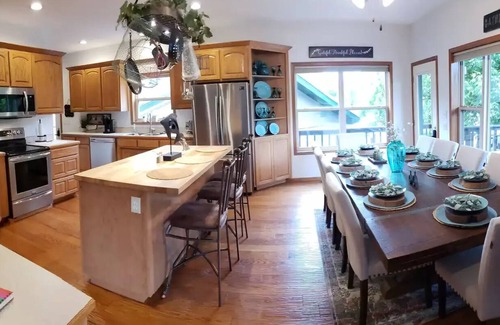 Branson House | Captain's Quarters - Sleeps 14 - Theater Room - Hot Tub - Firepit - Resort Pool