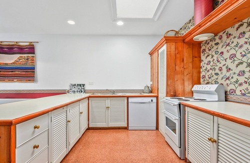 Launceston CBD Cottage | Captain Stirling's Bungalow city fringe locale.