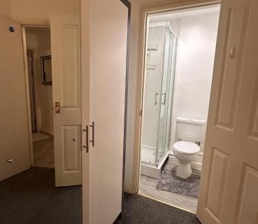West Bromwich Apartment | Captivating 2-Bed Apartment in West Bromwich