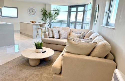 Cardiff City Centre Apartment | Cardiff Skyline Penthouse Apartment Free Parking Sleeps 8