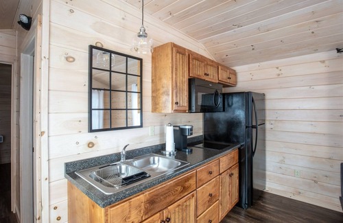North Sebago Cabin | CARDINAL - RESORT WITH 12 PROPERTIES. NATURAL POND FOR SWIMMING. CAFE ON SITE.