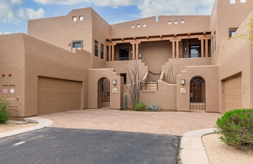 Carefree House | Carefree - Terrace Estancia SS 1B1B next door to the Boulders resort.