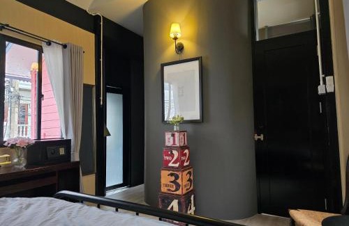 Wang Burapha Phirom House | Carl and Ellie Home