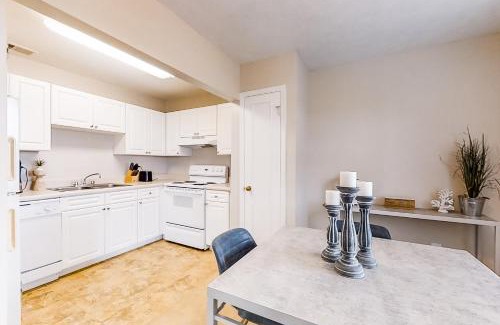 River Pointe Apartment | Carlton Arms View B1 # A