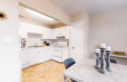River Pointe Apartment | Carlton Arms View B1 # A