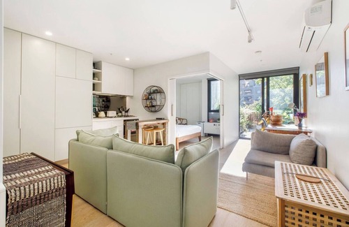 Carlton Apartment | Carlton meets Fitzroy at this Leafy Urban Hideaway