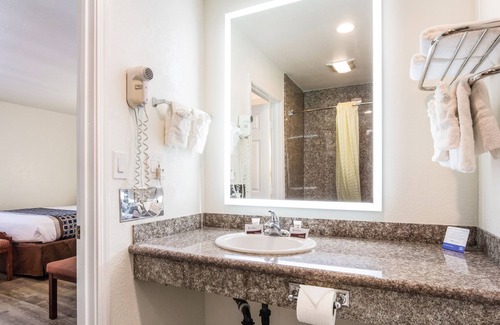 Munras Avenue Hotel | Carmel Hill Lodge