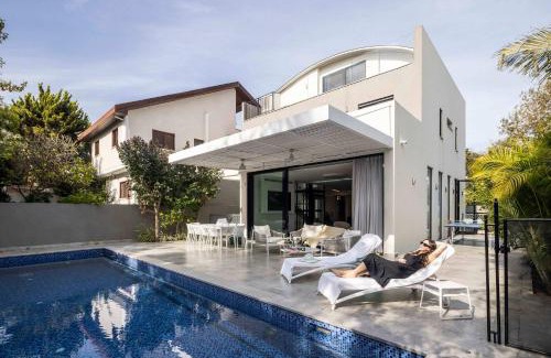 Herzliya Pituach Villa | Carmelo HaMeginim Villa