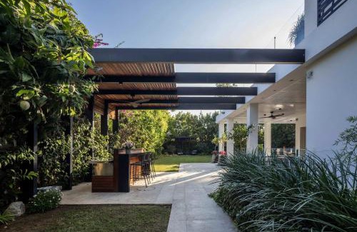 Kfar Shmaryahu Villa | Carmelo Tulip Villa