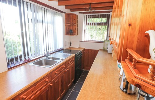 Praa Sands Cottage | CAROLYNS COTTAGE, pet friendly, country holiday cottage in Praa Sands