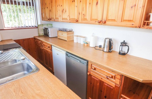 Praa Sands Cottage | CAROLYNS COTTAGE, pet friendly, country holiday cottage in Praa Sands