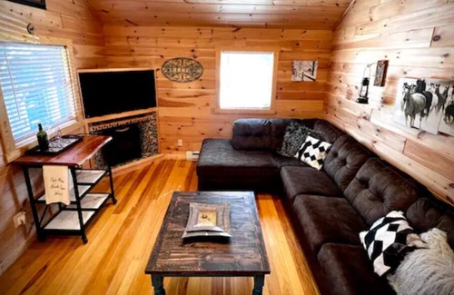 Cleveland Cabin | “Carpe Diem” cabin/ w studio/koi pond/ 9 acres