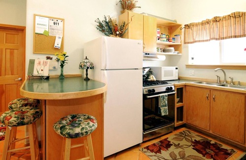Alyeska Apartment | Carriage House Suite - cozy 1st level duplex apt.